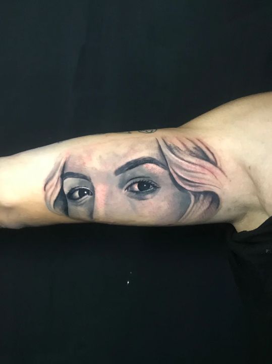 Tatuagem realista de retrato - olhos