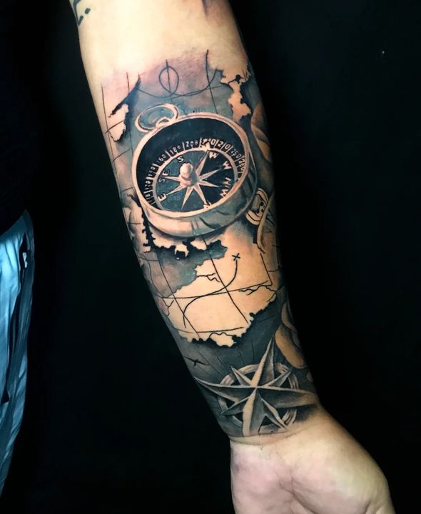 Tatuagem realista de bússola e mapa