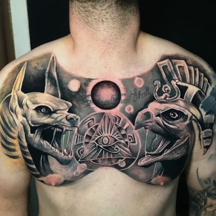 Tatuagem realista egípcia no peitoral