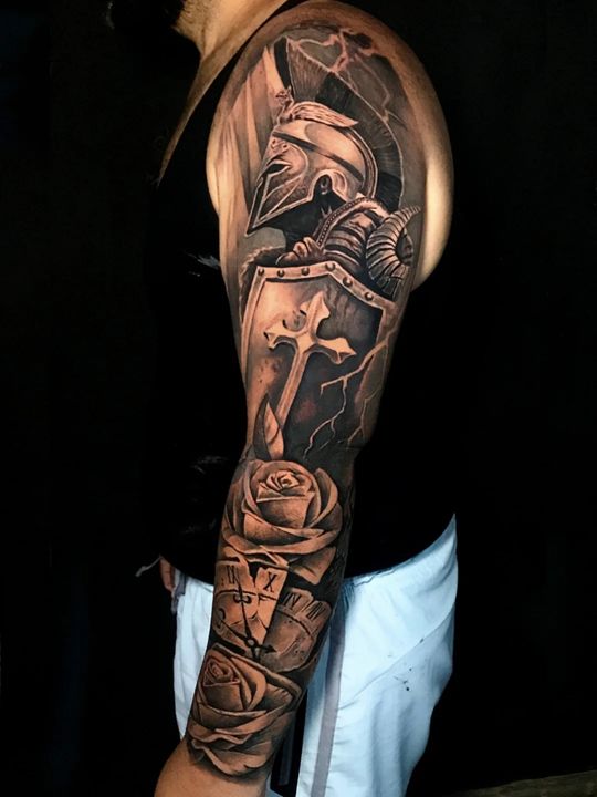 Tatuagem realista de cavaleiro, cruz e rosas